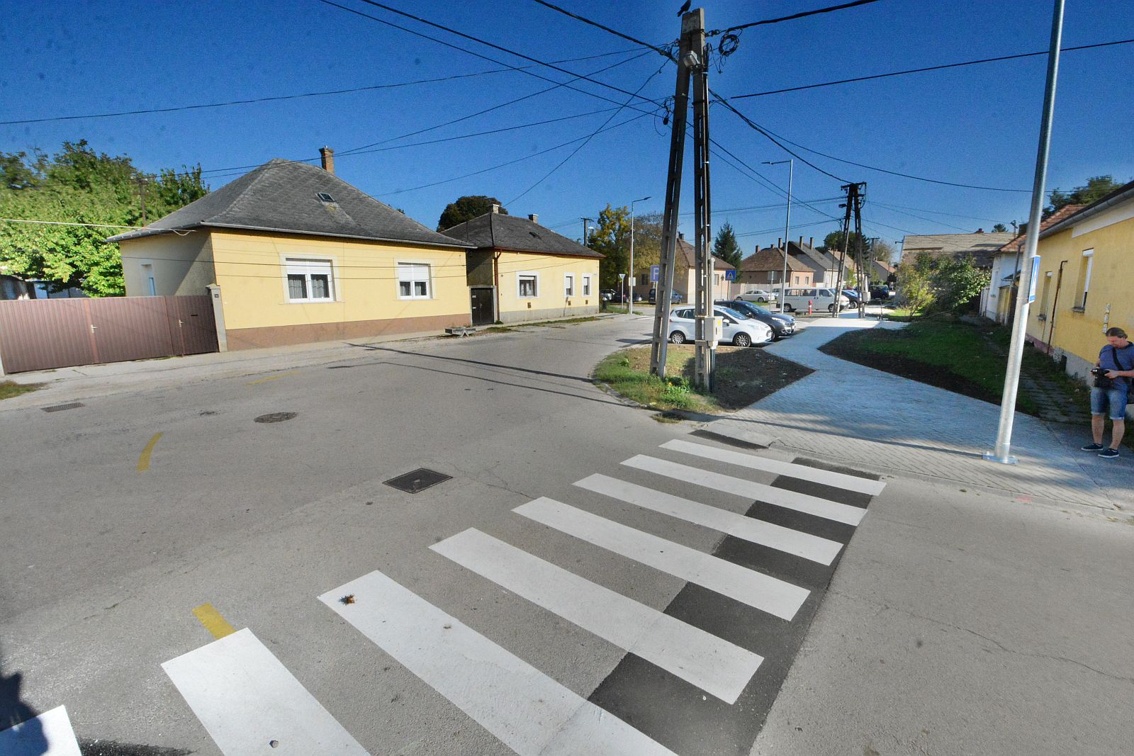 Elkészültek a parkolók és a gyalogos átkelőhelyek a Forgó utcánál